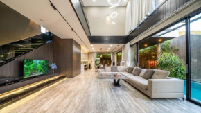The Querencia Luxury huge pool villa - Free pick up and Full AC